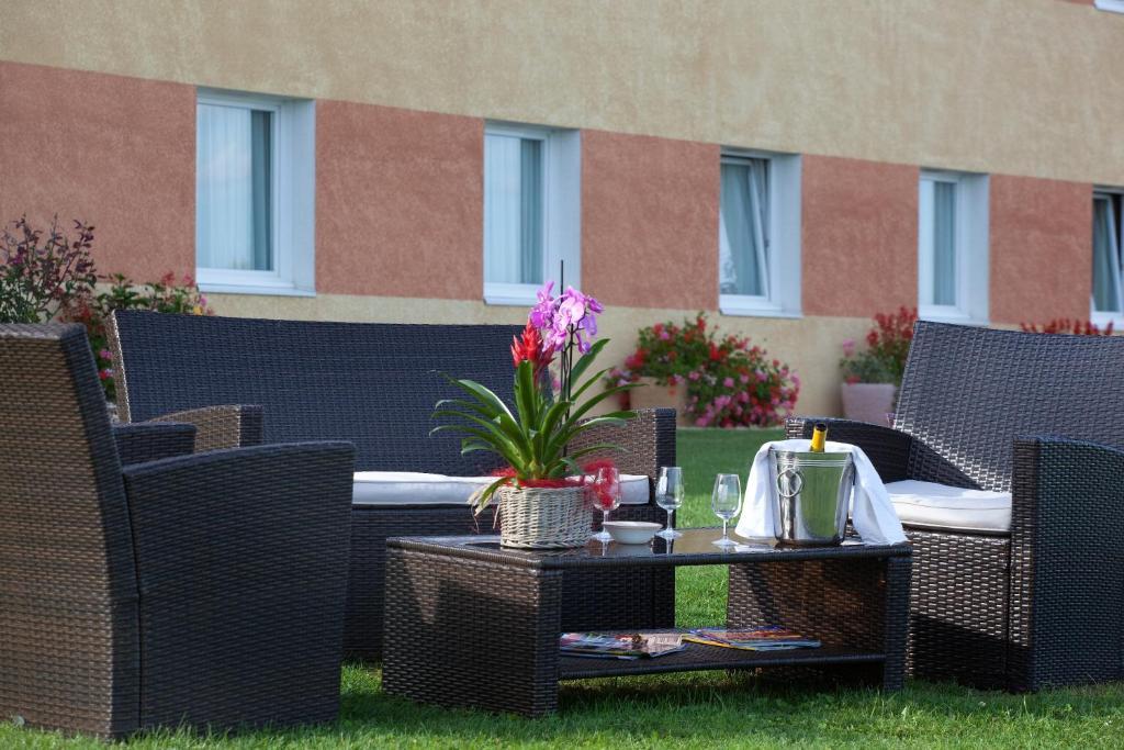 Hotel Le Kolibri Tournus Exterior foto